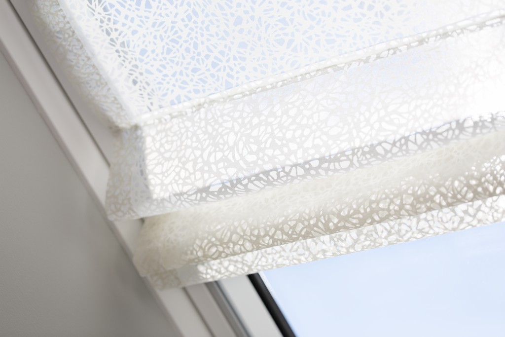 Raffrollo mit Muster im Stoff