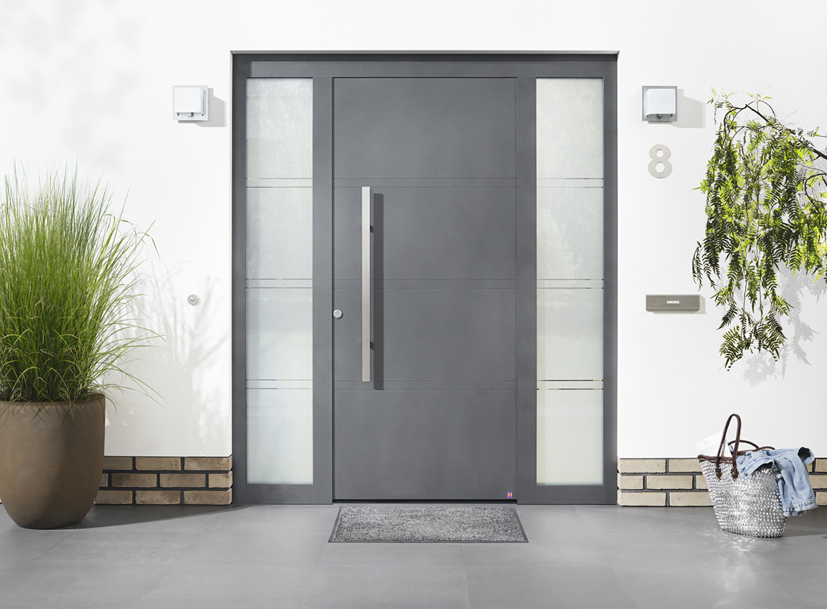 Moderne Haustür mit Seitenteilen