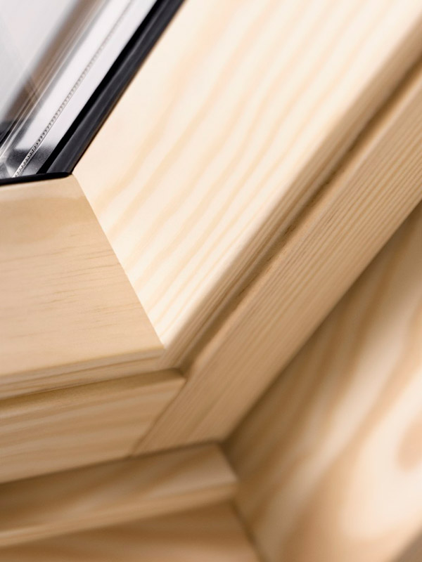 Nahaufnahme von Fenster mit Holzrahmen