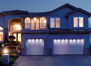 Haus mit beleuchteter Garage