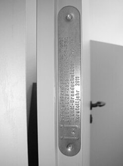 Nahaufnahme eines Typenschilds für Brandschutztüren