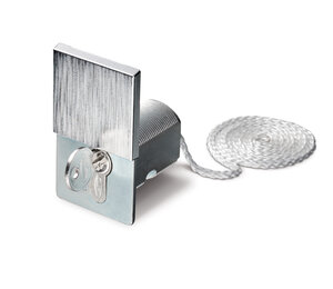 Foto einer Garagentor-Notentriegelung mit steckendem Schlüssel