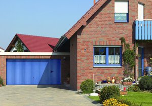 Beispielfoto einer Garage mit Schwingtor mit Schlupftür