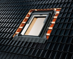 Außenansicht eines Dachfensters mit Dämm- und Anschlussrahmen