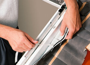 Handwerker bei der Montage einer Anschlussschürze