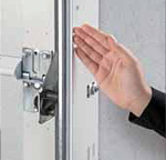 Nahaufnahme einer Hand am Eingreifschutz