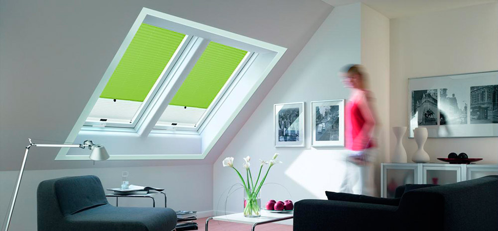 Dachgeschosswohnung mit Sichtschutzrollos in grün