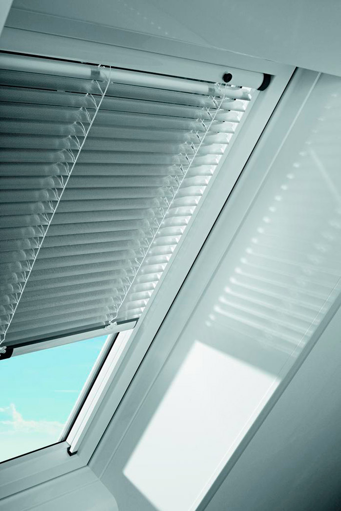 Weiße Jalousie halb heruntergelassen