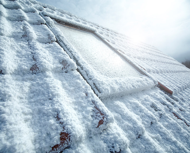 Eingeschneites Dach mit Dachfenster