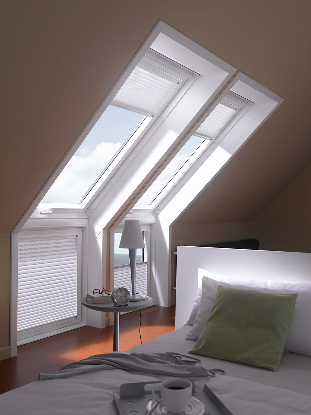 Innenansicht eines Dachfensters mit kleinen Fenstern im Kniestock