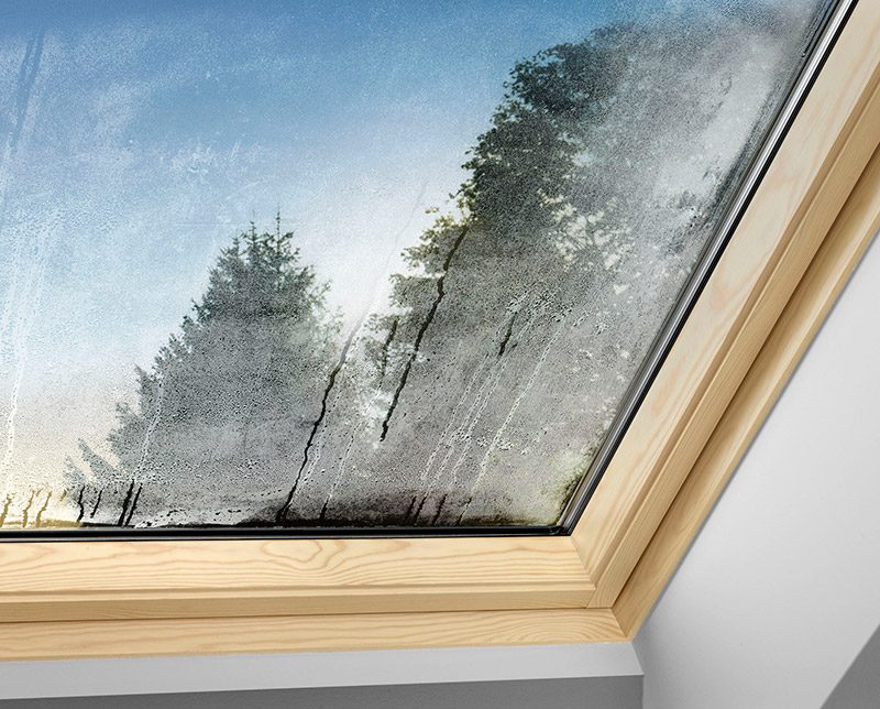 Mit Kondensat beschlagenes Dachfenster